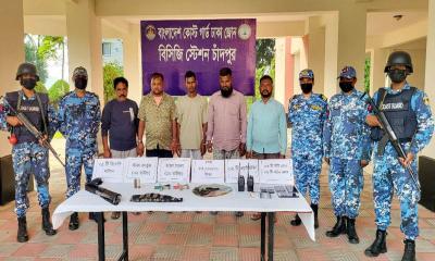 চাঁদপুরে অস্ত্রসহ ডাকাত দলের ৫ সদস্য আটক