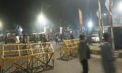 পুলিশের লাঠিচার্জে রেহাই পেল না সংবাদকর্মীরা
