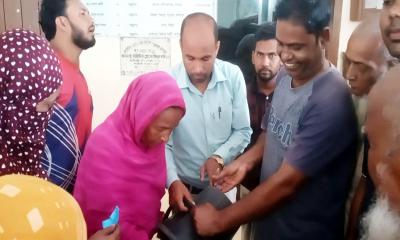 আউচপাড়া ইউনিয়নে অসহায় পরিবারের মাঝে ভিজিএফের চাল বিতরণ
