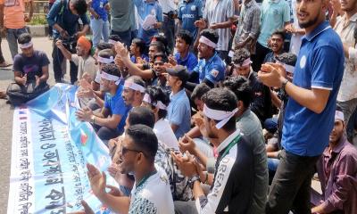 শিক্ষা ভবনের সামনে ৭ কলেজ শিক্ষার্থীরা