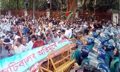 সারারাত হাইকোর্টের সামনে অবস্থান, কাল শাহবাগ অবরোধ করবেন শিক্ষকরা