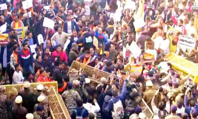 দিল্লিতে ব্যারিকেড ভেঙে বাংলাদেশ হাইকমিশনে প্রবেশের চেষ্টা, ব্যাপক উত্তেজনা