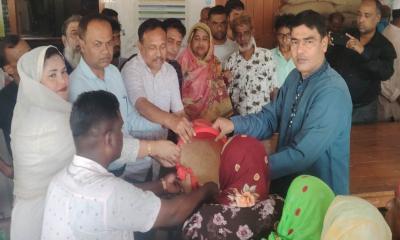 শ্রীপুরে দুই হাজার পরিবারের মাঝে ভিজিএফের চাল বিতরণ