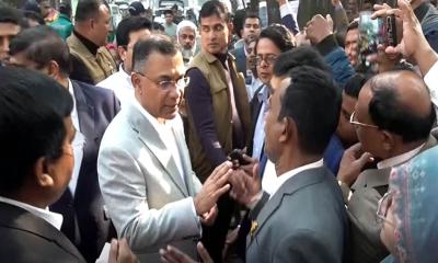 রাস্তায় দাঁড়িয়ে নিয়োগপ্রত্যাশী শিক্ষকদের কথা শুনলেন তারেক রহমান