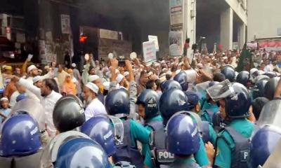 ইবতেদায়ী শিক্ষক ও পুলিশের মুখোমুখি সংঘর্ষ