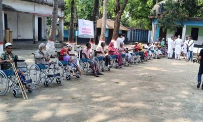 কালীগঞ্জে ১৫ জন প্রতিবন্ধীর মাঝে হুইলচেয়ার বিতরণ
