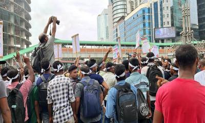 কারওয়ান বাজারে মালয়েশিয়া গমনেচ্ছুদের বিক্ষোভ