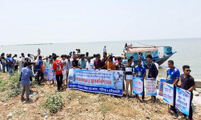 বালু উত্তোলনে হাইমচরে মেঘনার ভাঙন, প্রতিবাদে মানববন্ধন