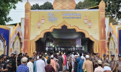 দীর্ঘ লাইনে নিরাপত্তার মধ্য দিয়ে ঈদগাহে প্রবেশ করছেন মুসল্লিরা