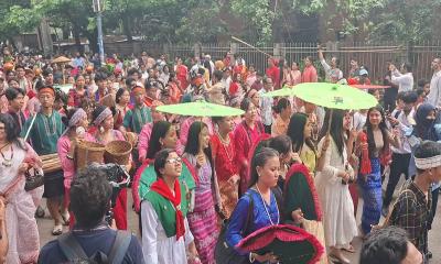 গরম উপেক্ষা করে রমনা-টিএসসিতে মানুষের ঢল