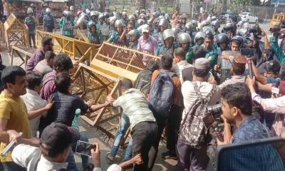 শাহবাগে প্রতিবন্ধী গ্র্যাজুয়েটদের পদযাত্রা আটকে দিল পুলিশ
