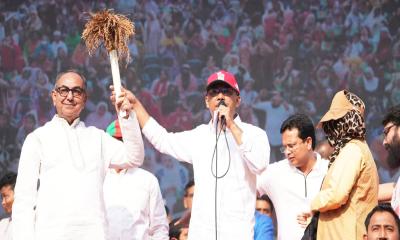 মির্জা আব্বাসের হাতে ধানের শীষ তুলে দিয়ে যা বললেন তারেক রহমান