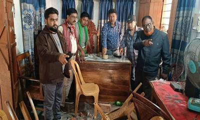 মহেশপুরে প্রেসক্লাবে হামলা, ভাঙচুর ও লুটপাট