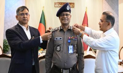 প্রধানমন্ত্রী নতুন আইজিপিকে র‍্যাঙ্ক ব্যাজ পরালেন