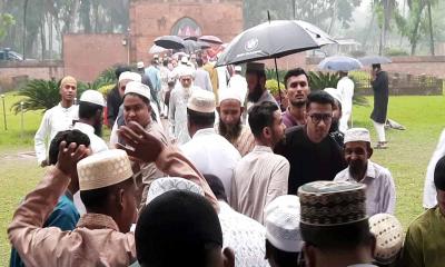 বৃষ্টি উপেক্ষা করে বিশ্বঐতিহ্য ষাটগম্বুজ মসজিদে মুসল্লিদের ঢল