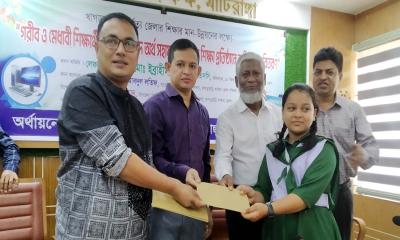 মাটিরাঙ্গায় গরিব ও মেধাবী শিক্ষার্থীদের মাঝে নগদ অর্থ ও কম্পিউটার বিতরণ