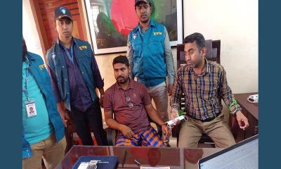 ঘুষের লাখ টাকাসহ উপজেলা প্রকল্প কর্মকর্তা দুদকের হাতে আটক
