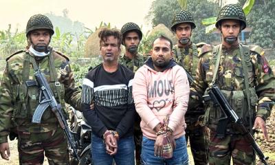 বগুড়ায় সেনাবাহিনীর অভিযানে পিস্তল ও দেশীয় অস্ত্রসহ গ্রেপ্তার ২
