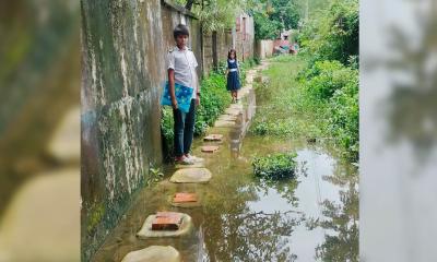 ১৮ বছরেও মেলেনি ইটের ছোঁয়া, শিক্ষার্থীরা হাঁটে পানির ভেতর