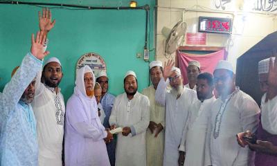 বাইতুল মামুর জামে মসজিদের উন্নয়নে ৫ লাখ টাকা অনুদান দিলেন রাসিক প্রশাসক