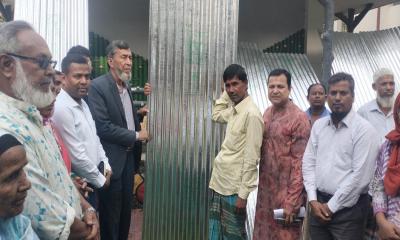 পীরগঞ্জে কালবৈশাখী ঝড়ে ক্ষতিগ্রস্তদের মাঝে ঢেউটিন ও নগদ অর্থ বিতরণ