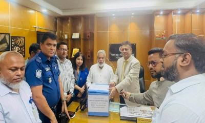 সোনারগাঁ উপজেলা স্বাস্থ্য কমপ্লেক্সে জলাতঙ্ক ভ্যাকসিন দিলেন এমপি মান্নান