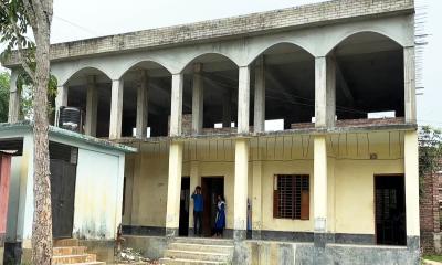 সিঁড়ি ছাড়াই দুইতলা ভবন নির্মাণ, পাঠদান ব্যাহত
