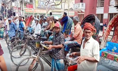 বরিশালে ব্যাটারিচালিত রিকশা বন্ধের দাবিতে প্যাডেল চালিত চালকদের বিক্ষোভ