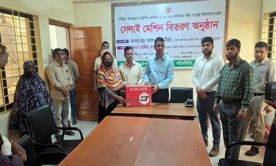 পাঁচবিবিতে ২৮ জন দুঃস্থ নারীর মাঝে সেলাই মেশিন বিতরণ