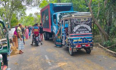 টুঙ্গিপাড়ায় কাভার্ডভ্যানের ধাক্কায় নারী নিহত, আহত মোটরসাইকেল চালক