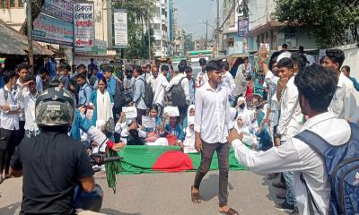 বরিশালে শিক্ষার্থীদের ১১ দফা দাবিতে বিক্ষোভ ও সড়ক অবরোধ
