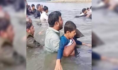 কর্ণফুলীতে বাল্কহেডের ধাক্কায় পিকনিকের লঞ্চ ডুবি, আহত ২৫