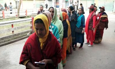 বরিশালে শান্তিপূর্ণ পরিবেশে হচ্ছে ভোটগ্রহণ, ভোট দিতে দীর্ঘ লাইনে ভোটাররা