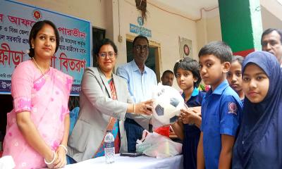 গোয়ালন্দে শিক্ষার্থীদের মাঝে ক্রীড়া সামগ্রী বিতরণ করলেন ডিসি আফরোজা পারভীন