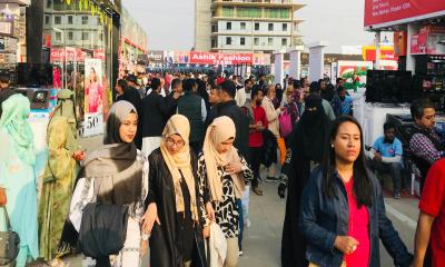 শেষ মুহূর্তে বাণিজ্য মেলায় ডিসকাউন্ট,  কেনাকাটায় উপচে পড়া ভিড়