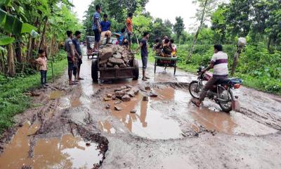 রাস্তার বেহাল দশা ও দায়বদ্ধতার অভাব: গাড়ি মালিকদের ন্যায্য প্রশ্ন