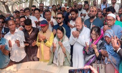 দুই প্রবীণ নেতার কবর জিয়ারত করলেন পর্যটন মন্ত্রী আফরোজা খানম রিতা