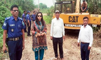 আটঘরিয়ায় অবৈধ মাটি উত্তোলনে মোবাইল কোর্টের অভিযান, ৭টি ভেকুর ব্যাটারি জব্দ