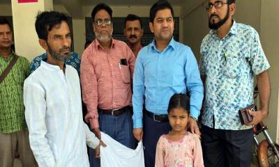ভ্যান চালিয়ে সংসারের হাল ধরলো শিশু লামিয়া, পাশে দাঁড়ালো প্রশাসন