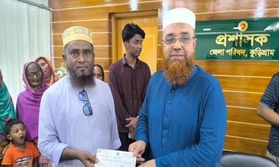 কুড়িগ্রাম জেলা পরিষদ থেকে মসজিদ-মাদ্রাসার উন্নয়নে অনুদানের চেক বিতরণ