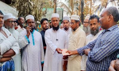 ফেনীতে অগ্নিকাণ্ডে ক্ষতিগ্রস্ত দুই ঘোষ পরিবারের পাশে জামায়াত