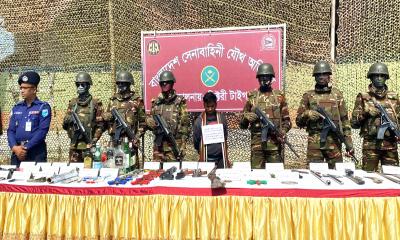 শরীয়তপুরে সেনাবাহিনীর অভিযানে অস্ত্র-গোলাবারুদ উদ্ধার, নারীসহ গ্রেপ্তার ২