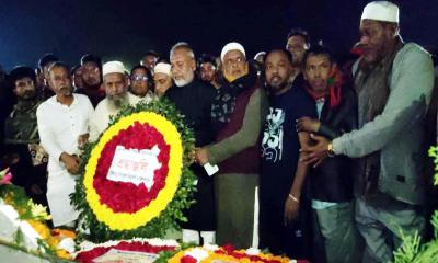 শ্রদ্ধা জানাতে টুঙ্গিপাড়া কেন্দ্রীয় শহীদ মিনারে মানুষের ঢল