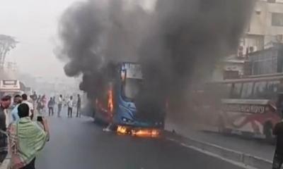 গাজীপুরে বাসের সাথে মোটরসাইকেলের সংঘর্ষে আগুন