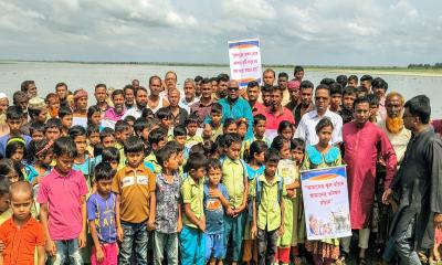 ব্রহ্মপুত্রের পেটে যাচ্ছে জনপদ, স্কুল রক্ষায় কুড়িগ্রামে শিশুদের মানববন্ধন
