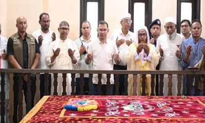 মাওলানা ভাসানীর মাজার জিয়ারত করলেন প্রধানমন্ত্রী
