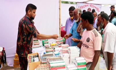 চরাঞ্চলে বিজিবির দিনব্যাপী ফ্রি চিকিৎসা সেবা ও ওষুধ বিতরণ