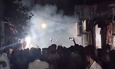 টিয়ারগ্যাস ও সাউন্ড গ্রেনেড ছুড়েও আসামি সরাতে পারছে না পুলিশ