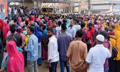 বকেয়া বেতন না দিয়ে মালিক উধাও, চট্টগ্রামে পোশাক শ্রমিকদের বিক্ষোভ