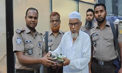 মিরপুরে হারানো ‎ব্যাগভর্তি টাকা-মোবাইল অক্ষত অবস্থায় ফিরিয়ে দিল পুলিশ